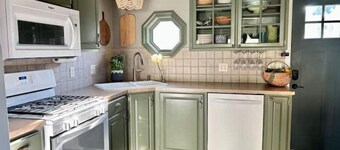 Cozy Lakeside Cottage for Families and Fun Seekers
