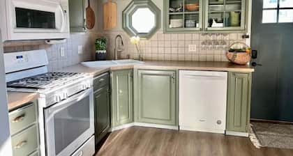 Cozy Lakeside Cottage for Families and Fun Seekers. Game room - Large Soaker Tub