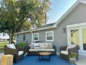 Terrace/patio - Cozy Lakeside Cottage for Families and Fun Seekers. Game room - Large Soaker Tub (Council Bluffs)