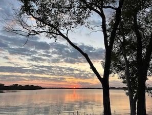 Property grounds - Cozy Lakeside Cottage for Families and Fun Seekers. Game room - Large Soaker Tub (Council Bluffs)