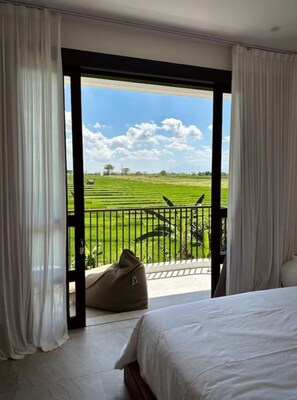 4 soveværelser, pengeskab på værelset, skrivebord, strygejern/strygebræt