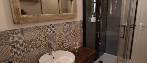 Toallas, jabón, papel de baño