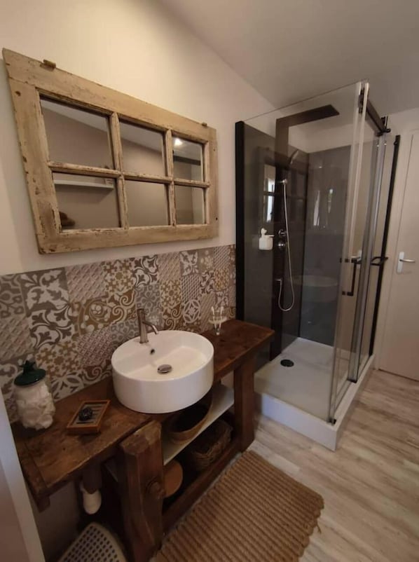 Toallas, jabón, papel de baño