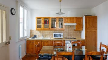 Een koelkast, een magnetron, een oven, een koffiezetapparaat/waterkoker