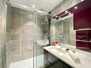 Kostenlose Toilettenartikel, Haartrockner, Handtücher