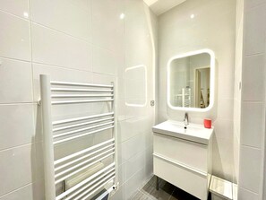 Kostenlose Toilettenartikel, Haartrockner, Handtücher