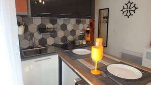 Geladeira, micro-ondas, cafeteira/chaleira, torradeira