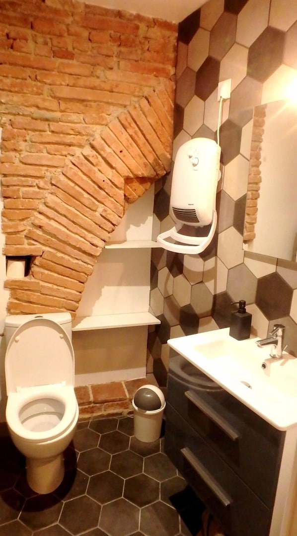 Articles de toilette gratuits, sèche-cheveux, serviettes fournies