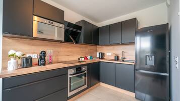 Een koelkast, een microgolfoven, een oven, een vaatwasser