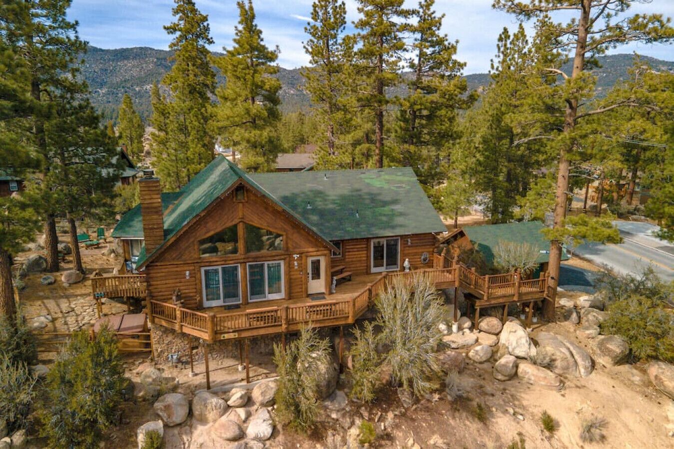 Day Dreamers Retreat w/ spa, arcade, piano, & more!