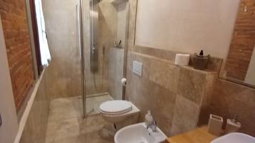 Doccia, asciugacapelli, bidet, asciugamani