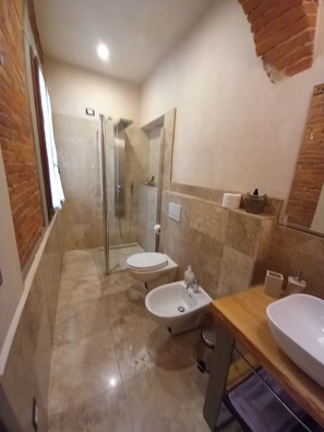 Dusche, Haartrockner, Bidet, Handtücher