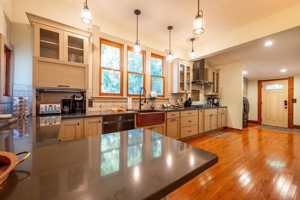 Kjøleskap, mikrobølgeovn, ovn og kokeplater