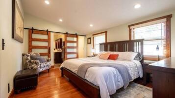 4 bedrooms, iron/ironing board, WiFi, bed sheets