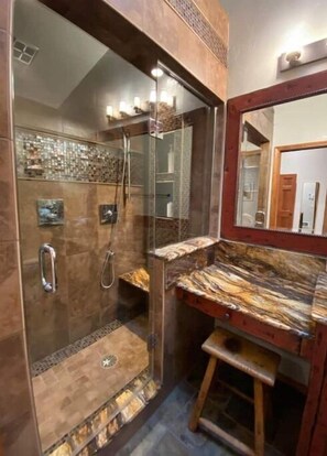 Dusche, Haartrockner, Handtücher, Seife