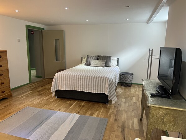 1 bedroom, iron/ironing board, WiFi, bed sheets - Pitch perfect basement studio apartment close to old Trafford. (Stretford)