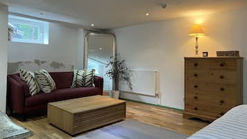 1 dormitorio, tabla de planchar con plancha, wifi y ropa de cama