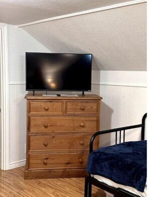 3 bedrooms, desk, iron/ironing board, travel cot