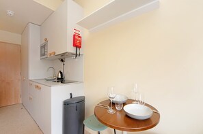 Apartment (0 Bedroom) | In-room dining