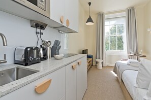 Apartment (0 Bedroom) | Private kitchenette | Fridge, microwave, oven, coffee/tea maker