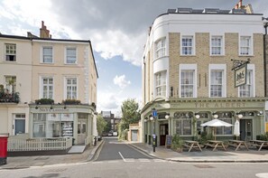Apartment (0 Bedroom) | Street view - Superb Studio Apartment With Garden Views Near Camden (London)