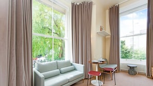 Unclassified image, 3 of 25, button - Superb Studio Apartment With Garden Views Near Camden (London)