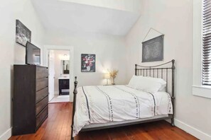 5 bedrooms, desk, iron/ironing board, free WiFi