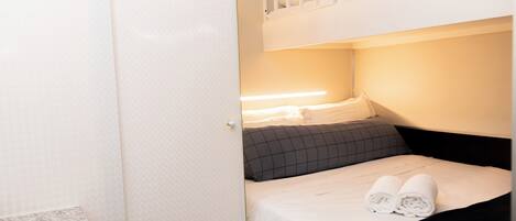 Executive Double Room, 1 Double Bed | 1 bedroom, premium bedding, iron/ironing board, bed sheets