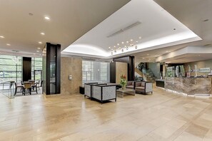 Lobby - Entire Corner Unit in Prime Toronto Location. Steps from Subway, Shops & Dining (Toronto)