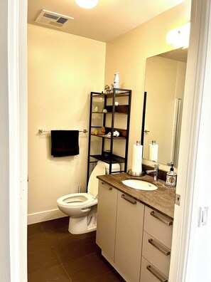 Haartrockner, Handtücher, Toilettenpapier