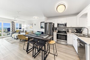 Departamento Prestigio, 2 habitaciones, para no fumadores, balcón | Cocina privada | Refrigerador, microondas, horno y parrilla de estufa 