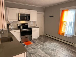 Private kitchen - Cozy 2 Bedroom Family Stay (Manchester)