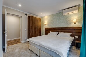 Habitación estándar con 1 cama matrimonial o 2 individuales | Ropa de cama hipoalergénica, camas con efecto memoria y escritorio 