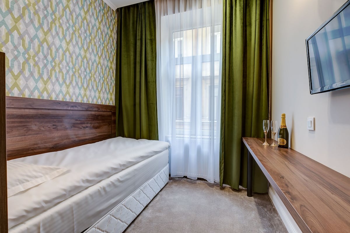 Classic Single Room | Hypo-allergenic bedding, memory-foam beds, desk, laptop workspace