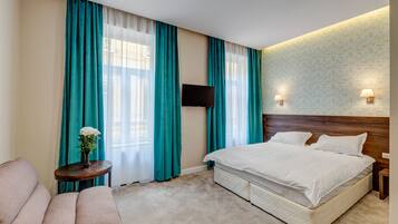 Standard Triple Room | Hypo-allergenic bedding, memory foam beds, desk, laptop workspace