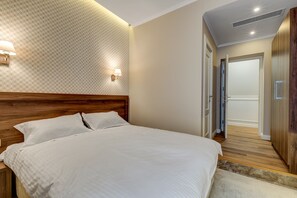 Standard Double Room | Hypo-allergenic bedding, memory foam beds, desk, laptop workspace - UPSTAIRS BOUTIQUE (Bucharest)