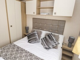 2 makuuhuonetta, yksilöllisesti sisustettu, yksilöllisesti kalustettu