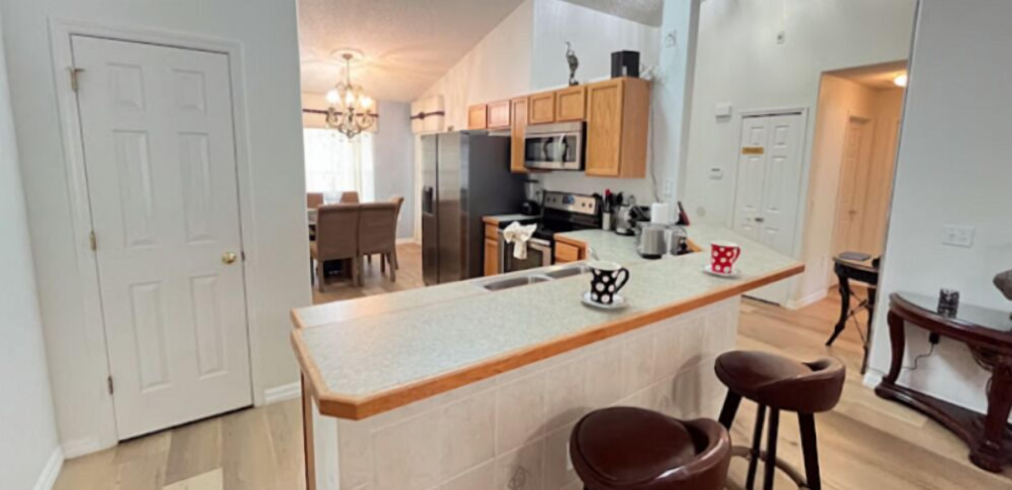 Luxury House | Private kitchen | Full-sized fridge, microwave, oven, stovetop