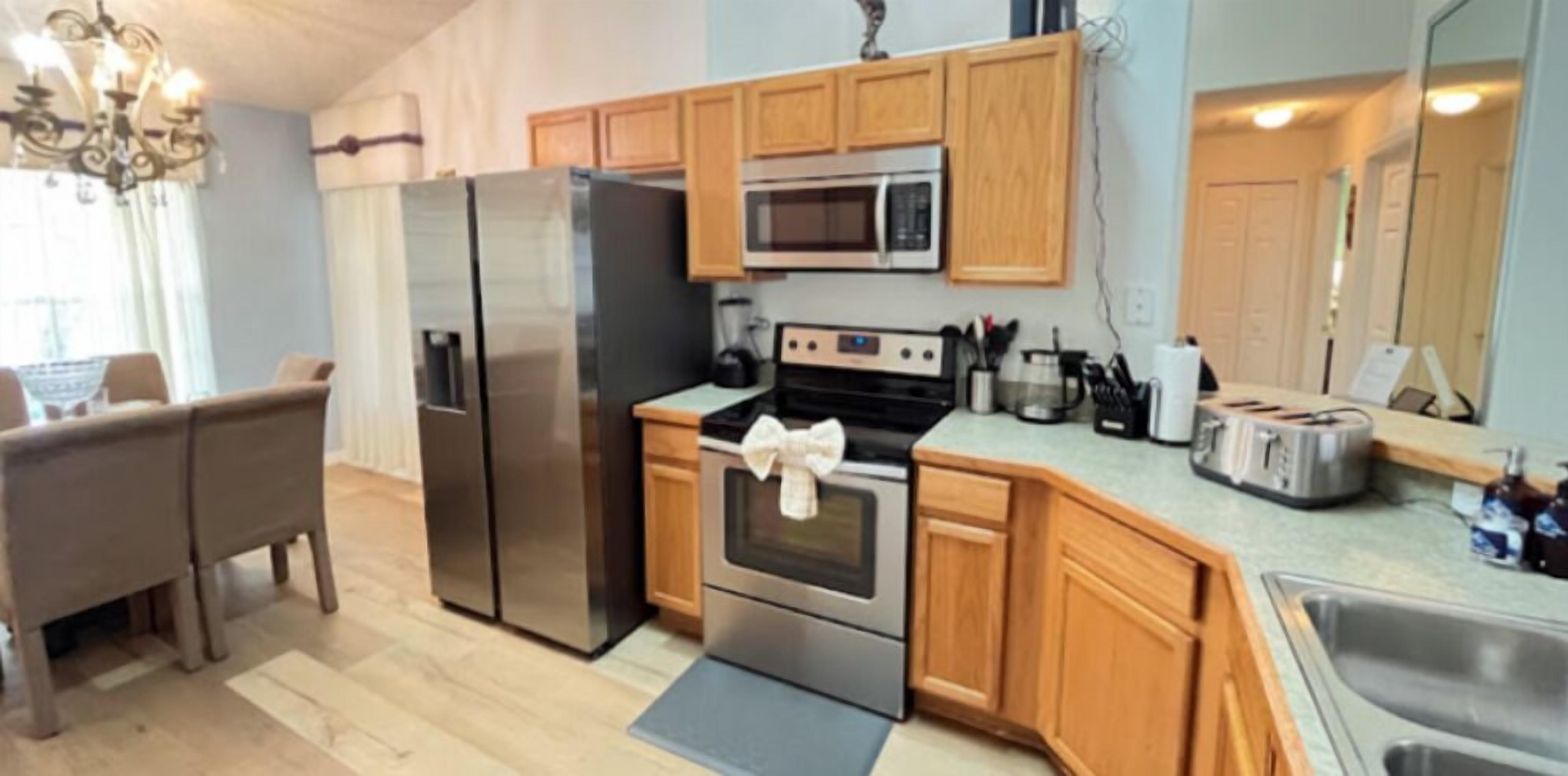 Luxury House | Private kitchen | Full-size fridge, microwave, oven, stovetop