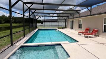 Piscina externa, espreguiçadeiras