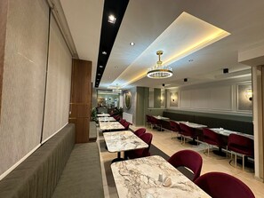 100-cm LCD TV with satellite channels - Paradise Suit Otel  (Beysehir)