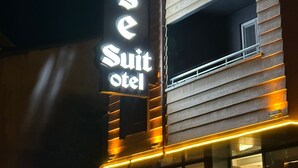 A hotel sign with the name 'Paradise Suit Hotel'. - Paradise Suit Otel  (Beysehir)