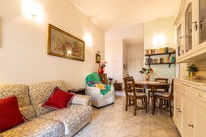 Smart TV, books - Cozy ground floor apartment with garden 1.5Km from the beaches (Viareggio)