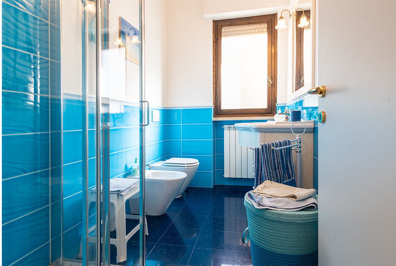 Asciugacapelli, bidet, asciugamani, sapone