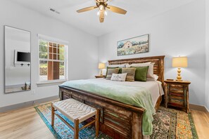 3 bedrooms, desk, iron/ironing board, travel crib