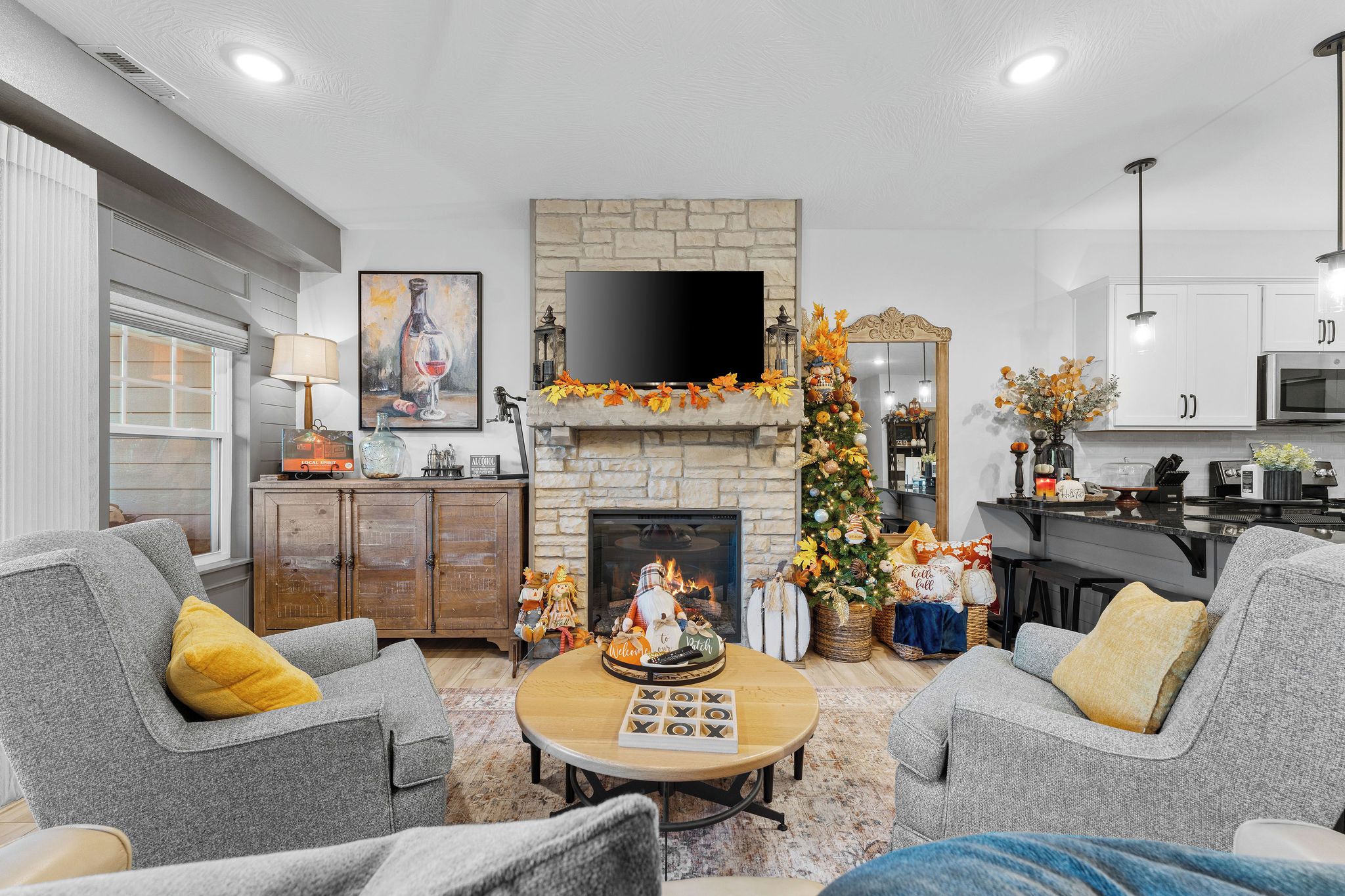 Una sala de estar acogedora con chimenea, televisor y un árbol de Navidad.
