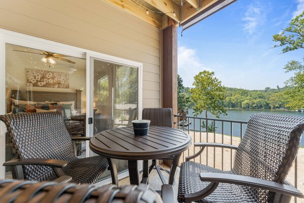 Outdoor dining - Lakefront Luxury
No Stairs/3 King Beds/
Minutes 2 Downtown/Family-Friendly (Branson)