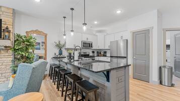 Réfrigérateur, four à micro-ondes, un four, surface de cuisson