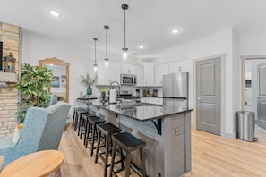 Fridge, microwave, oven, stovetop - Lakefront Luxury
No Stairs/3 King Beds/
Minutes 2 Downtown/Family-Friendly (Branson)