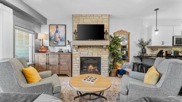 智能电视、壁炉、立体声音响